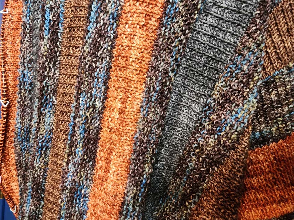 Mini to Merry Shawl | Posies & Pockets 85/15 DK | Pattern Available on Ravelry